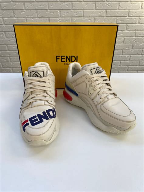 porter FILA x Fendi sneakers